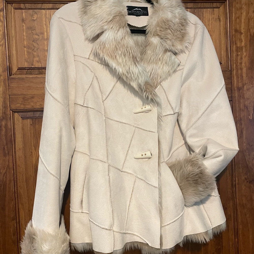 Beautiful vintage faux fur lined with suede outline.